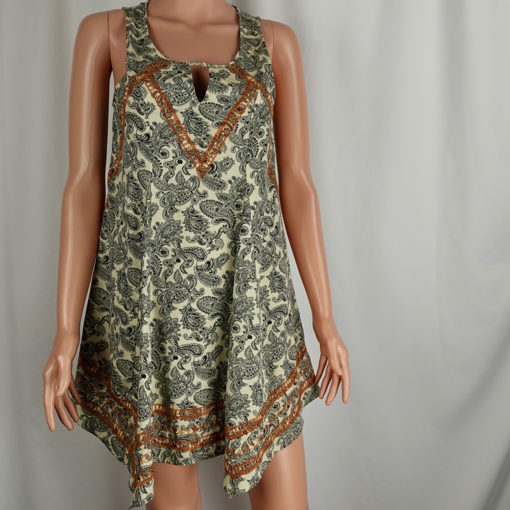 Women’s sleeveless boat neck tunic tank